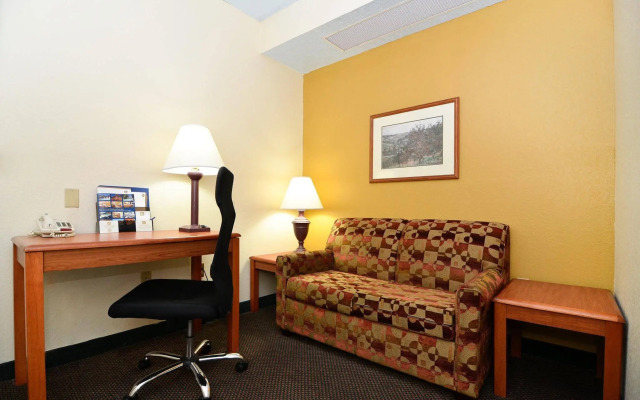 Red Roof Inn & Suites Clinton, MS