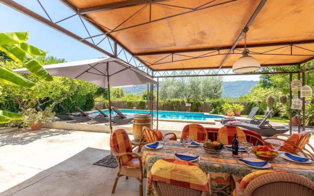 Traditional Charm With Private Pool