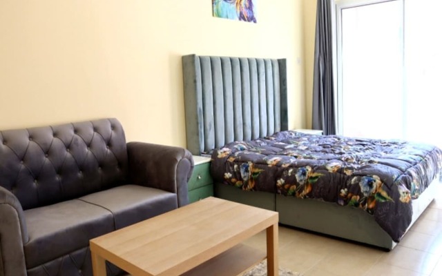 Stunning Family Friendly Studio Close To Dubai Hub