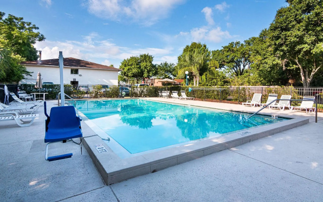 Motel 6 Tampa, FL - Fairgrounds