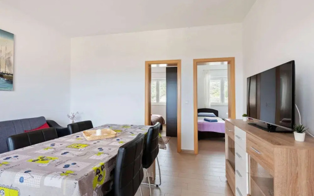 Simplistic Apartment in Neviđane near Sea Beach