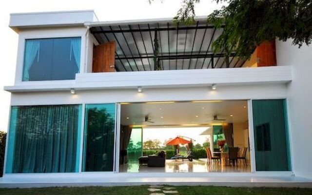 Aria Lake and Golf Villa