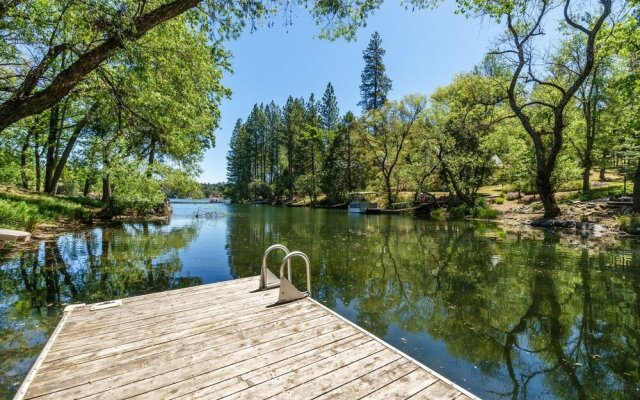 Cozy Cabin On The Cove - Lakefront with Private Dock by Yosemite Region Resorts