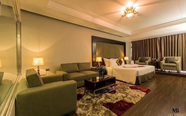 Moon Halo Hotel