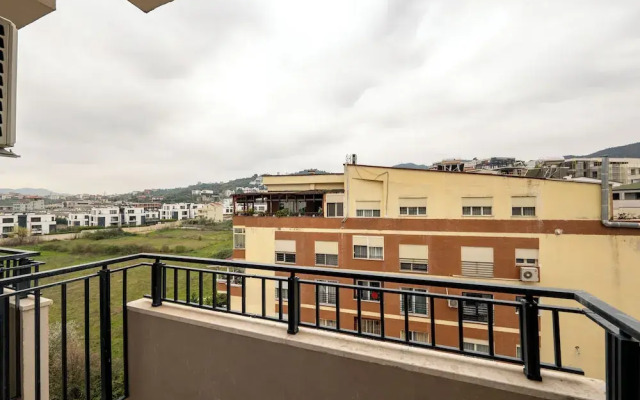 Tirent Apartment-Modern 1-Bedroom Stay Near Liqeni i Thatë