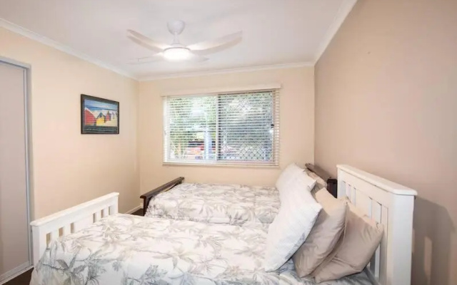 The Pandanus House - Beach styled home - sleeps up to 7 - close to beach – Guest Rooms – Point Lookout