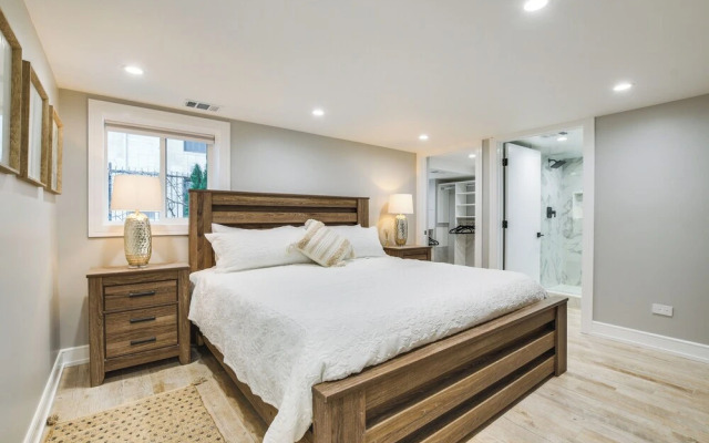 Stylish Chicago Retreat: Walk to Loyola University
