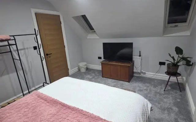 Luxurious 5-bedroom House Rental With Scenic Countryside Views