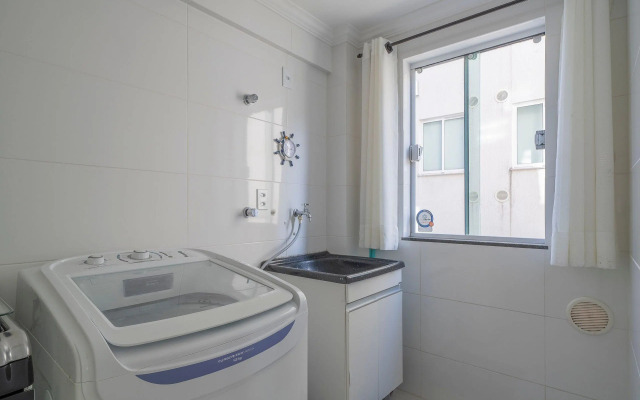 Apto 2Q c/ churrasq. no centro - Bombinhas CAA103