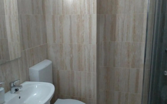 2 Apartamente Alaturate, Identice, Maximum 10 Persoane in Total