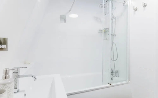 Spacious 2BR House by Madame Tussauds