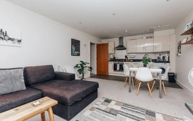 Central Modern Flat Sleeps 6 - Dedicated Parking - From 125 Per Night