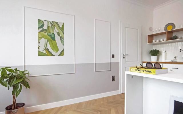 FM Luxury 1-BDR Apartment with Balcony - Cosy Home
