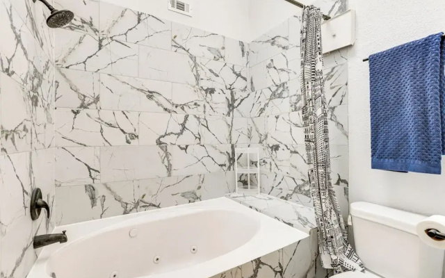 6 Mi to Mercer Botanic Gardens, Sleek Unit w/ Pool