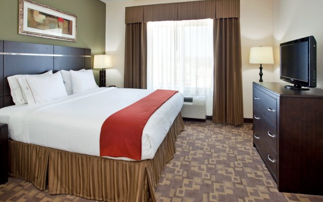 Holiday Inn Express Hotel & Suites TOPEKA NORTH, an IHG Hotel