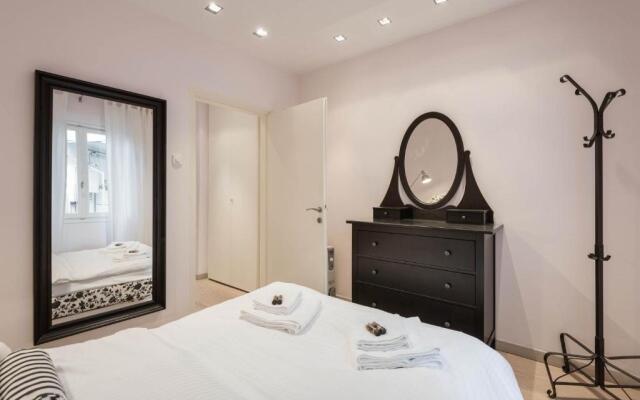 Stylish white 4 ppl apartment in City center
