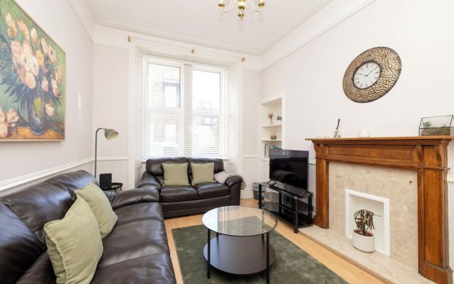 Elegant 2-Bed Flat with Edinburgh Charm