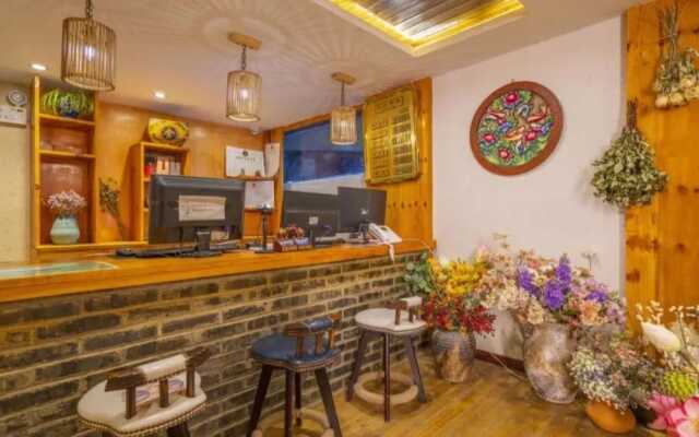 Floral Hotel · Smiling in the Flowers Lugu