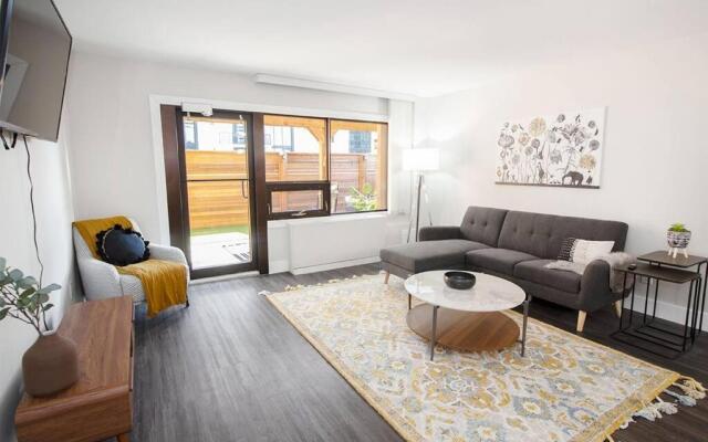 One Bedroom Suite With Patio Laundry and Parking
