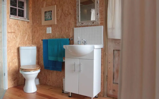 Quirky Eco-Friendly Artist Studio (Sea Views)