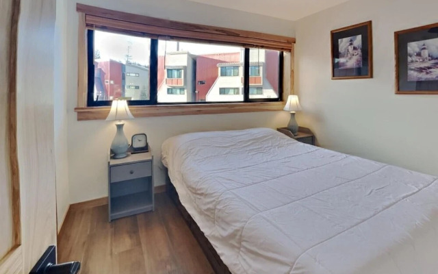 Spacious Condo with Loft, Next to Onsite Ski and Snowboard Rentals! by RedAwning