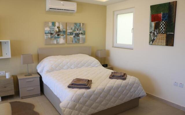 Wileg 4A Luxury Studio Apartment with Shared Swimming Pool.