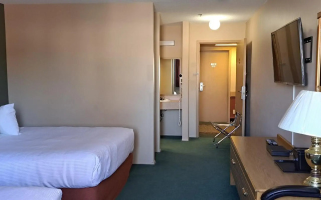 Travelodge by Wyndham Lacombe