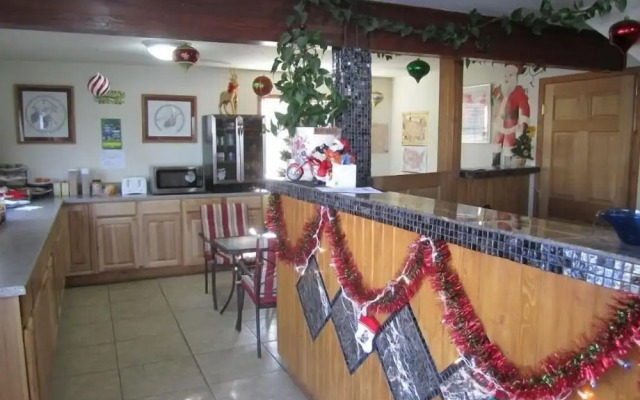 Going-To-The-Sun Inn & Suites