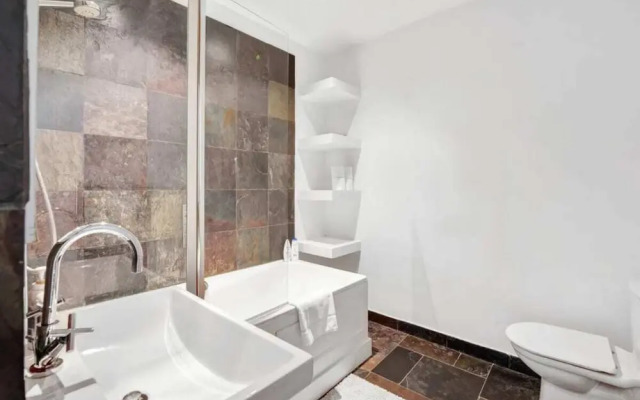 Elegant 2 Bed Apt in Kensington Olympia