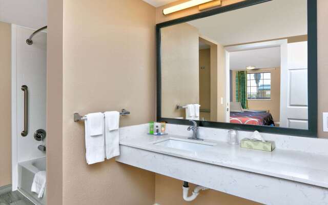 Super 8 by Wyndham Victoria / South / Hwy 59