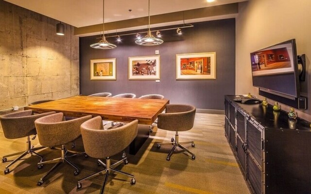 CozySuites TWO Stylish Apts Monument Cir