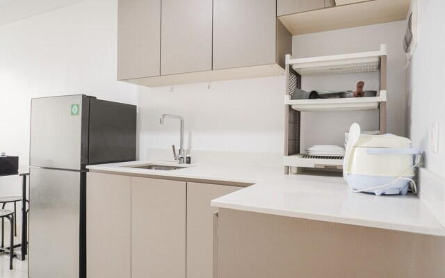 Stunning And Strategic 2Br Gold Coast Apartment Near Pik