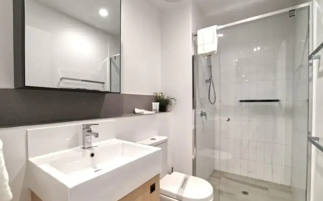 2BR Food Drink Hub Pool 2 Cars Gym Rooftop