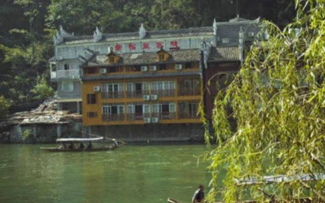 Fenghuang Happy Hotel