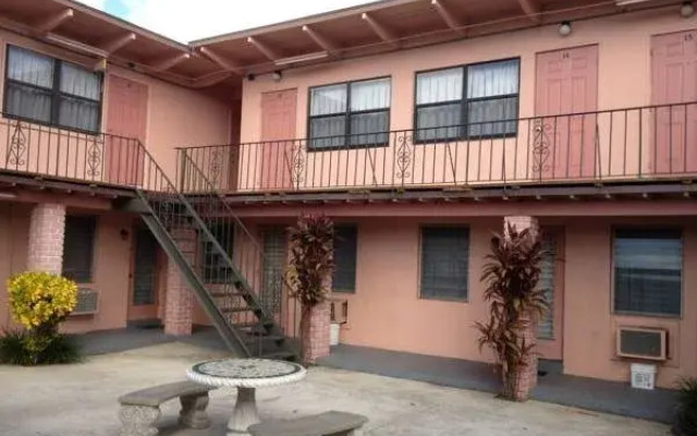 Helen Apartments & Motel
