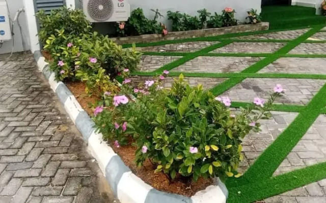 Charming 2- Bedroom Duplex