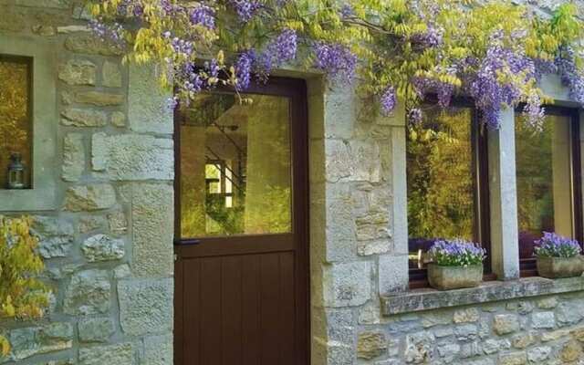 Quaint Holiday Home in Robechies Amid Meadows