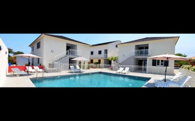 Seaside apartment with beach service