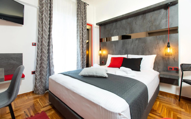 Downtown Luxury Boutique Suites : the red suite
