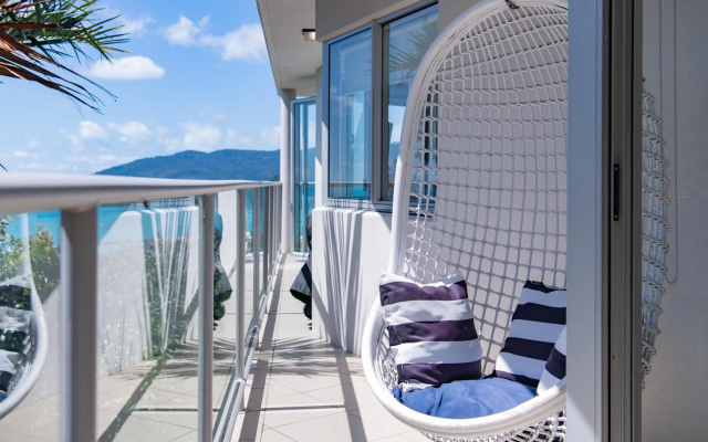 The Top Floor Luxury accomodation for 2 Spa Bath – Balcony – Airlie Beach