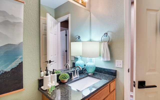 Charming Arkansas Retreat w/ Deck, Near Downtown!