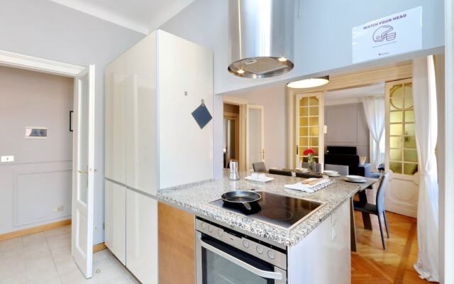 Hintown Austere Elegance