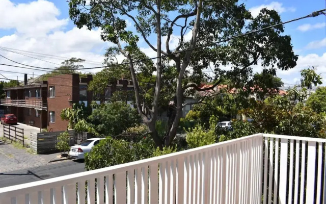 Charming and Spacious 2 Bedroom In Balaclava