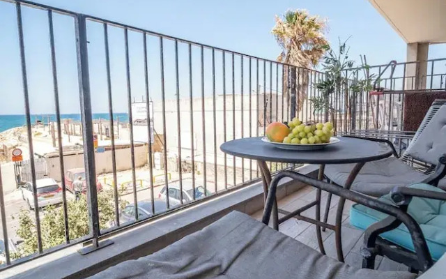 Stylish 1BR Beach-Front Apt w Sea View