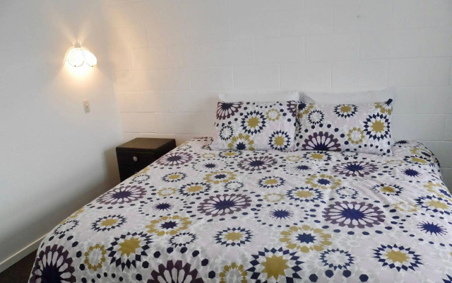 Raglan Palm Beach Motel
