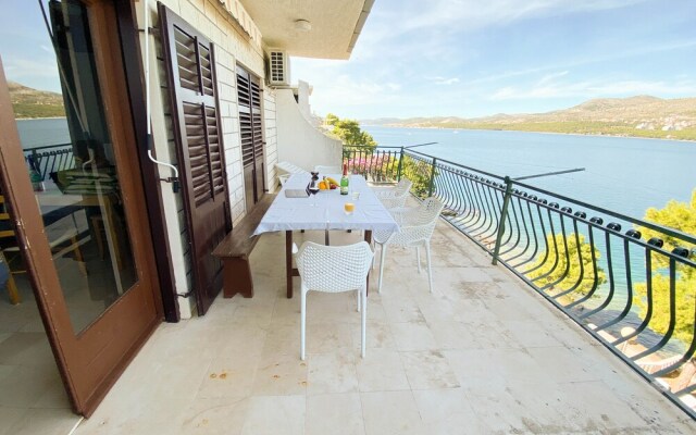 Inviting 3-bed Apartment in Okrug Donji Beachfront