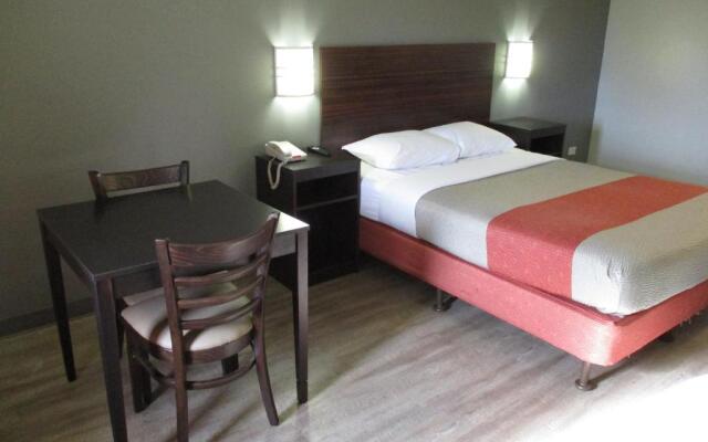 Travelodge by Wyndham Lansing