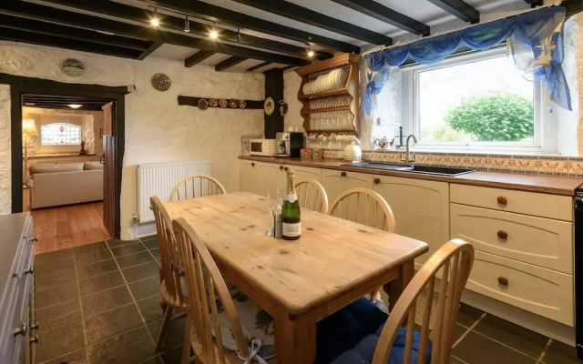 Charming holiday home in Aberdaron with Private Garden