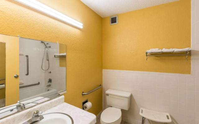 Econo Lodge Inn & Suites