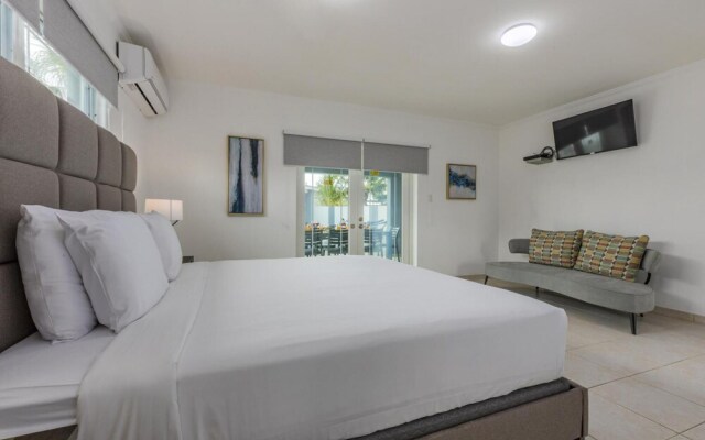 4BR 4BA Villa w Private Pool Eagle Palm Beach